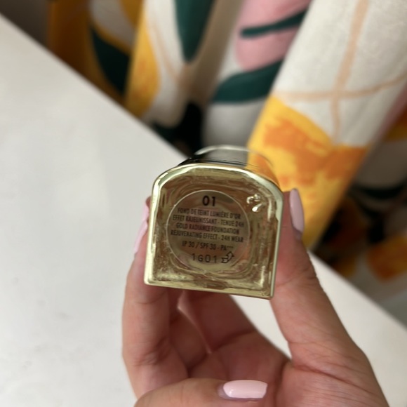 Parure Gold Radiance Foundation SPF 30 (01 Beige Pale) - Picture 2 of 2